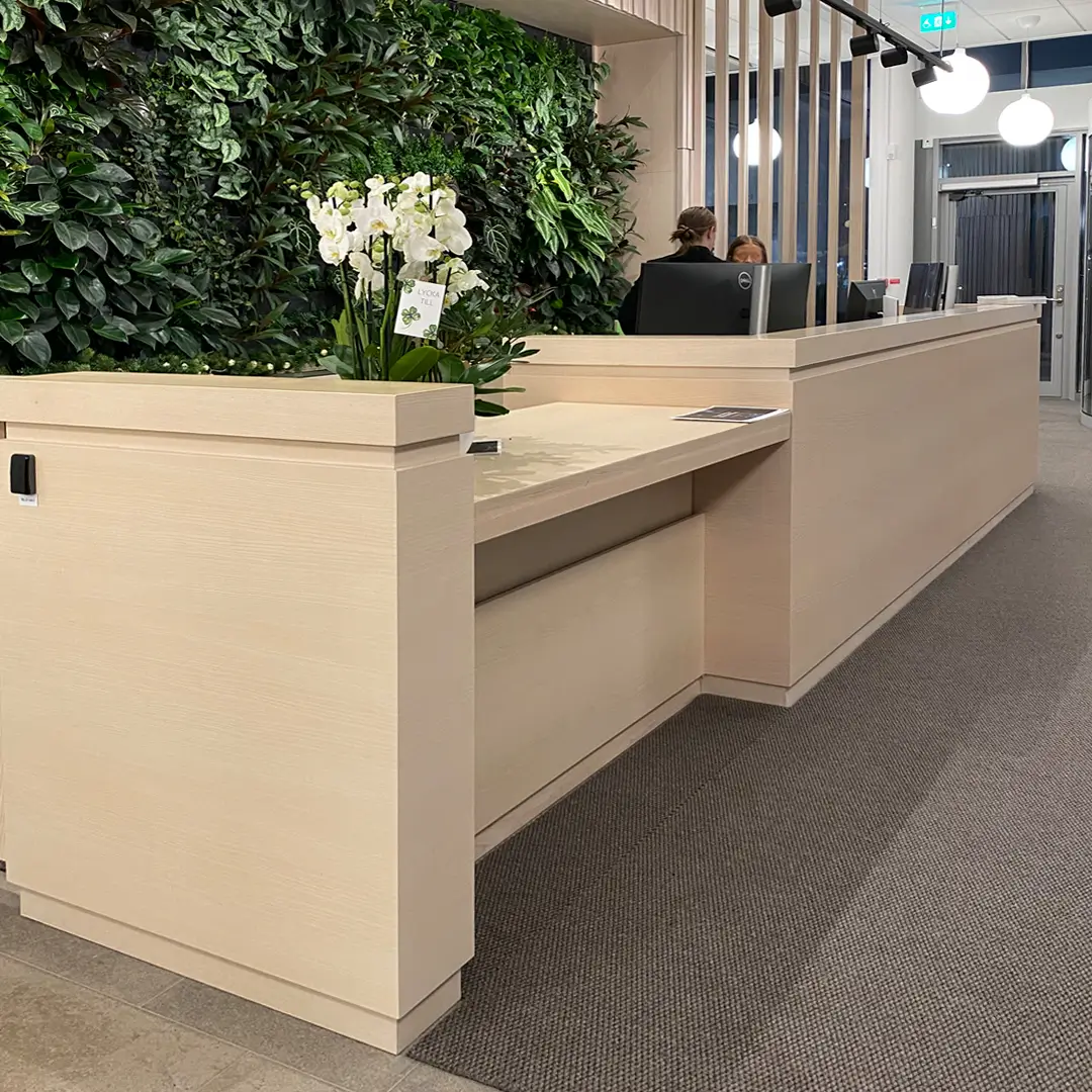 Måttbeställd reception i ek från Inredo