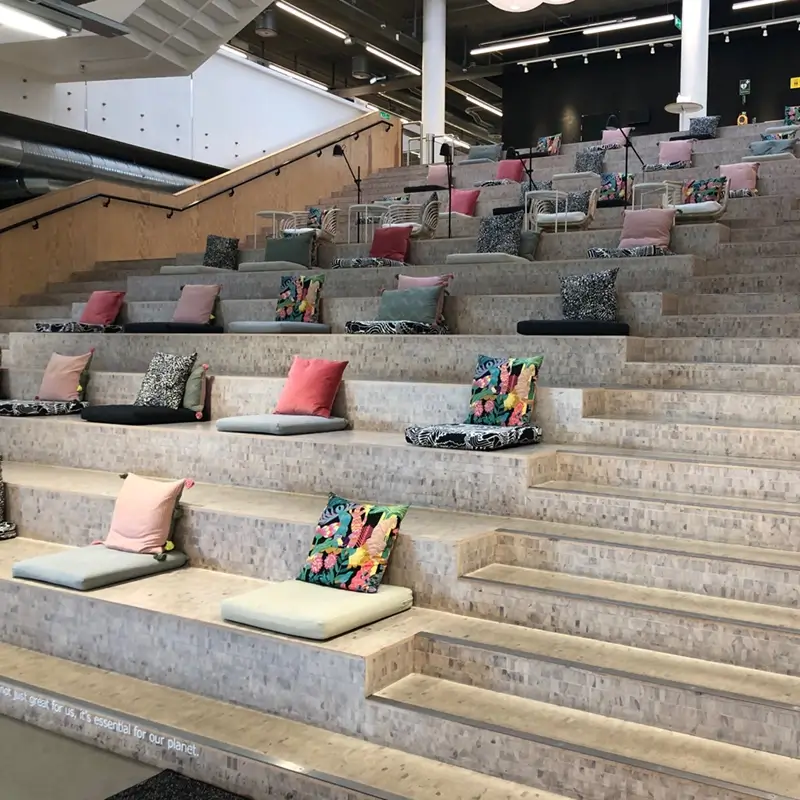 Specialtrappa i massivt trä byggd av Inredo